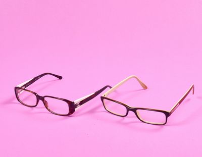 une paire de lunettes sur fond rose