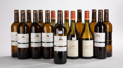plusieurs bouteilles de vin sont alignées sur une table