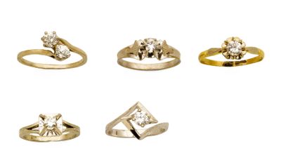 six modèles différents de bagues en or et diamants sur fond blanc