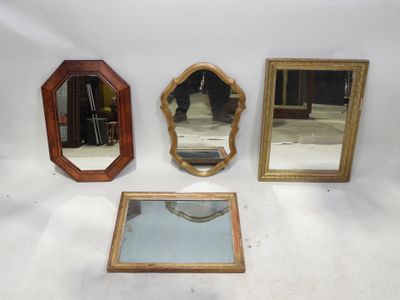 trois miroirs et un cadre de miroir sur fond blanc