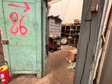 une porte verte recouverte de graffitis dans un immeuble