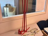 une petite table sur laquelle se trouve un dessin, devant une fenêtre