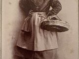 une vieille photo d'une jeune fille tenant un panier
