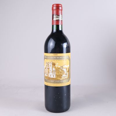 une bouteille de vin posée sur une table