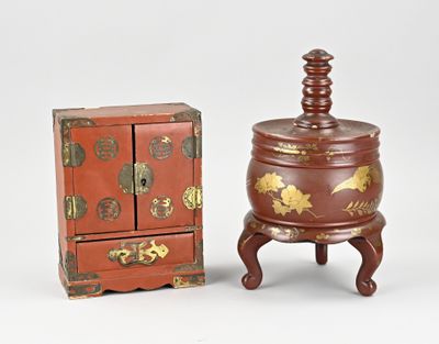 une paire de coffrets à bijoux asiatiques décorés de rouge et d'or, ainsi qu'une boîte en bois