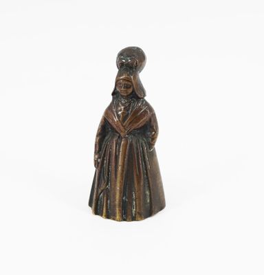figurine représentant une femme vêtue d'une longue robe et coiffée d'un chapeau