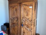 une armoire en bois dans un coin d'une pièce au sol carrelé