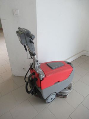 a machine that is sitting on the floor in the room