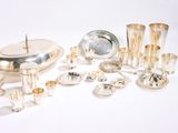 beaucoup d'objets en argent qui se trouvent sur la table