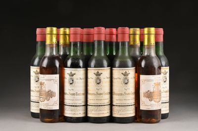 un groupe de six bouteilles de vin posées sur une table