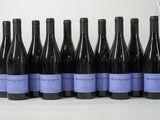 six bouteilles de vin alignées sur une table