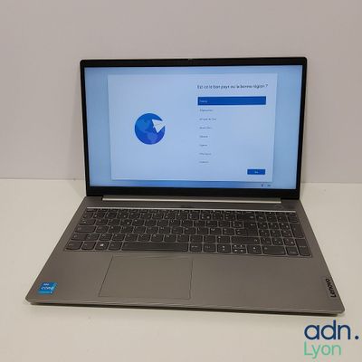 L'ordinateur portable est posé sur la table, l'écran ouvert.