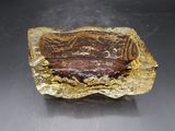 un morceau de chocolat posé sur un morceau de papier d'aluminium