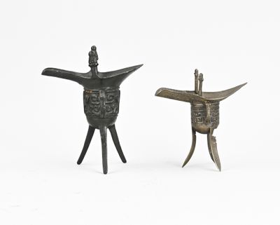 paire de figurines en bronze représentant un homme et une femme tenant un couteau