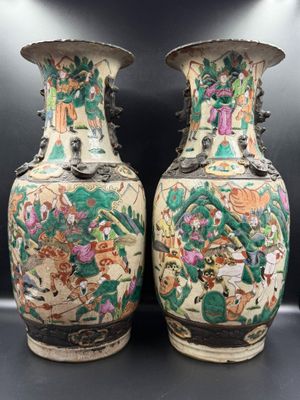 Paire de vases en grès de Nankin à décor de cavaliers. XIXèm…