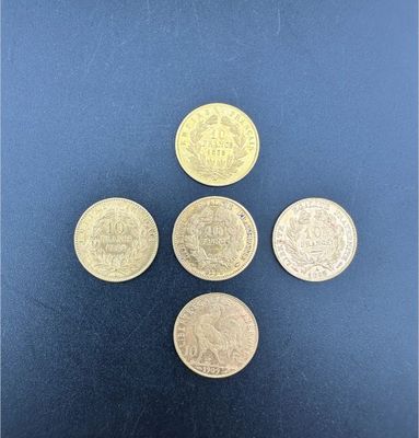 cinq pièces de monnaie britanniques différentes sont disposées sur un fond bleu