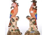 paire de bougeoirs anciens en porcelaine représentant des perroquets, ornés de motifs d'oiseaux et de fleurs