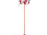 un lampadaire rouge et blanc équipé de trois ampoules