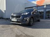 un 4x4 noir garé devant un bâtiment