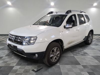 une photo d'une dacia blanche garée sur un sol en damier