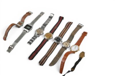 plusieurs types de montres sont alignés sur une surface blanche