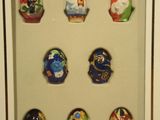une photo d'une vitrine contenant diverses petites figurines