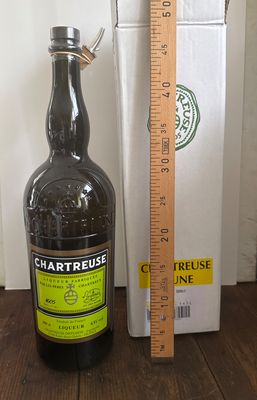 une bouteille d'alcool posée à côté d'une règle sur une table
