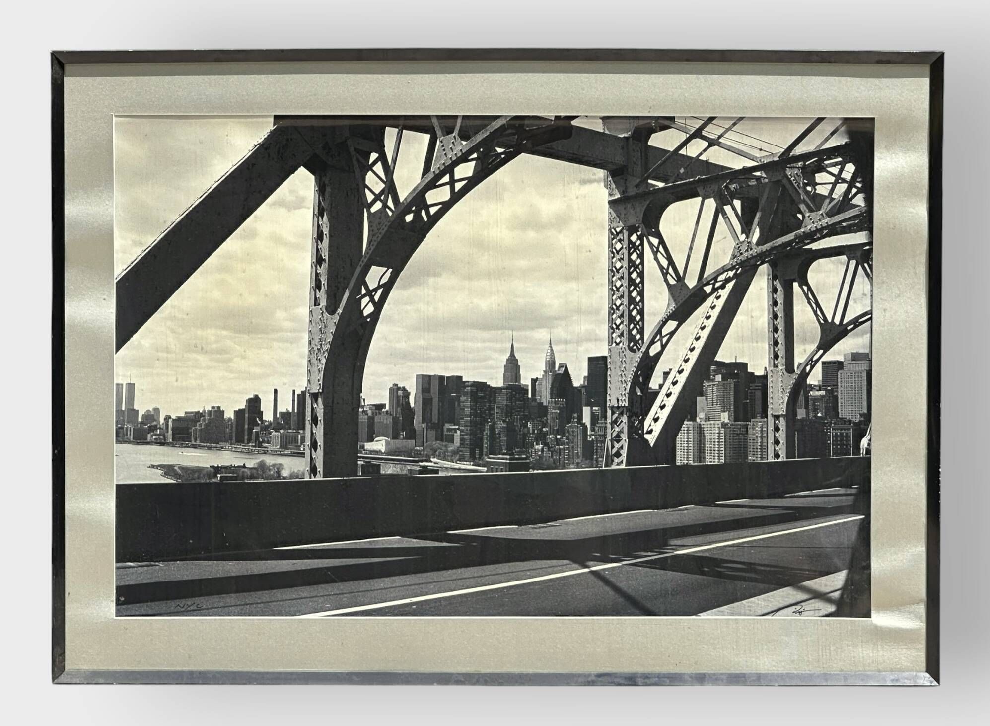 Vue sur Manhattan et le Chrysler Building depuis Queensboro bridge - NYC Photographie en noir et blanc. Signé en bas ...