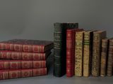 plusieurs vieux livres sont empilés sur une table