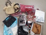 beaucoup de sacs et de sacs à main par terre