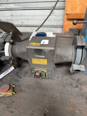 une machine posée sur le sol dans le garage
