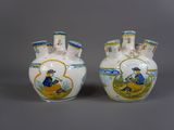 deux vases sur lesquels sont peints un homme et une femme