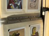 de nombreuses photos accrochées au mur d'une pièce