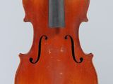 un vieux violon avec un archet sur fond blanc