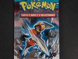 un gros plan sur un paquet de cartes Pokémon posé sur une table