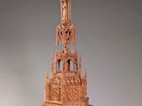 une image représentant une sculpture en bois représentant une église posée sur un socle