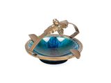un bol bleu orné d'un oiseau, avec une cuillère à l'intérieur