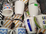 un panier rempli de tasses à café et de mugs