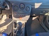 une photo du tableau de bord d'une voiture avec une commande au volant