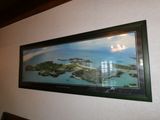 un tableau accroché au mur d'un restaurant