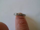 une bague à un doigt posé sur une table