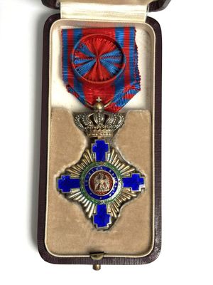 une image représentant une médaille dans un écrin posé sur une surface blanche