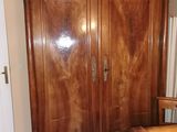 une armoire en bois dans le coin d'une pièce