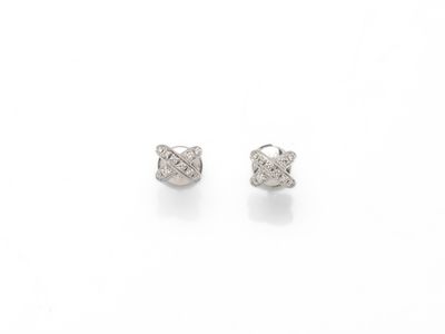 une paire de boucles d'oreilles en diamant sur fond blanc