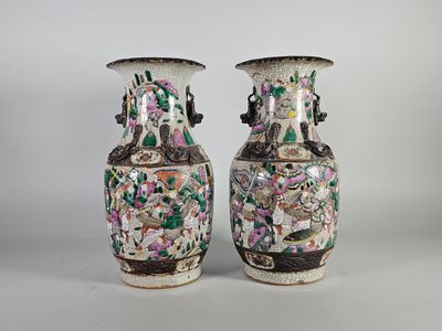 Paire de vases en céramique de NANKIN.