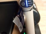un téléphone portable branché sur un chargeur