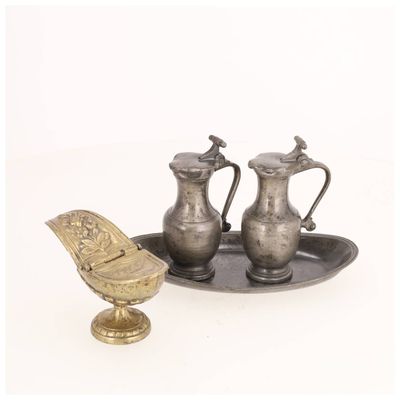 FRANCE, XVIIIe siècle Burettes et leur plateau en étain On y…