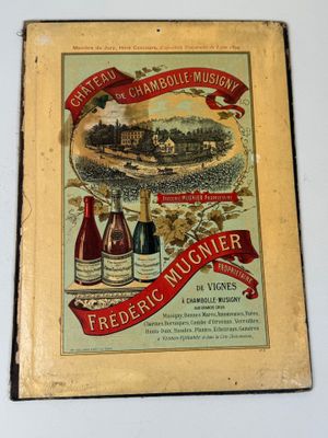 une photo d'un livre sur lequel sont posées deux bouteilles de vin