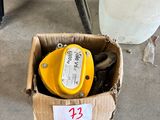 une boîte contenant un objet jaune, posée par terre