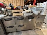 une cuisine avec de nombreux appareils électroménagers posés sur le plan de travail
